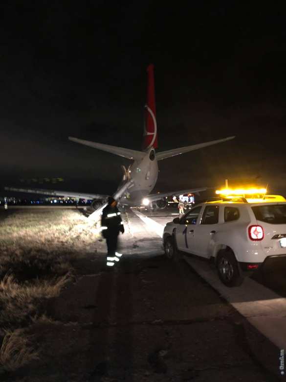 Турецкий самолёт сел на брюхо в одесском аэропорту (ФОТО, ВИДЕО) | Русская весна
