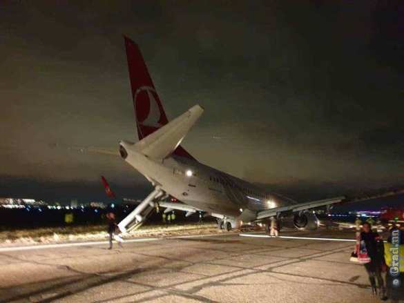 Турецкий самолёт сел на брюхо в одесском аэропорту (ФОТО, ВИДЕО) | Русская весна