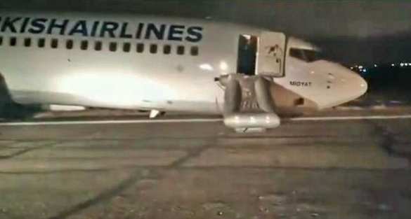 Турецкий самолёт сел на брюхо в одесском аэропорту (ФОТО, ВИДЕО) | Русская весна