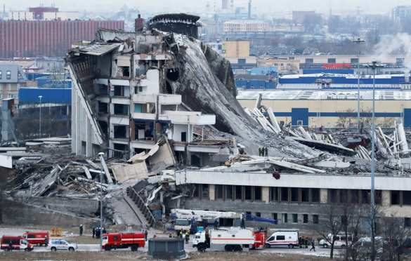 Жуткие кадры из Петербурга: рабочий пытается спастись с крыши рушащегося стадиона (+ФОТО, ВИДЕО) | Русская весна