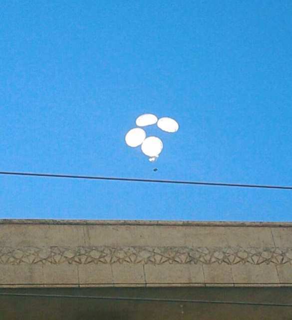 ВАЖНО: Спецоперация ВС РФ — сброшенный гуманитарный груз был обстрелян ИГИЛ, но попал точно на аэродром в Дейр эз-Зор (ФОТО) | Русская весна