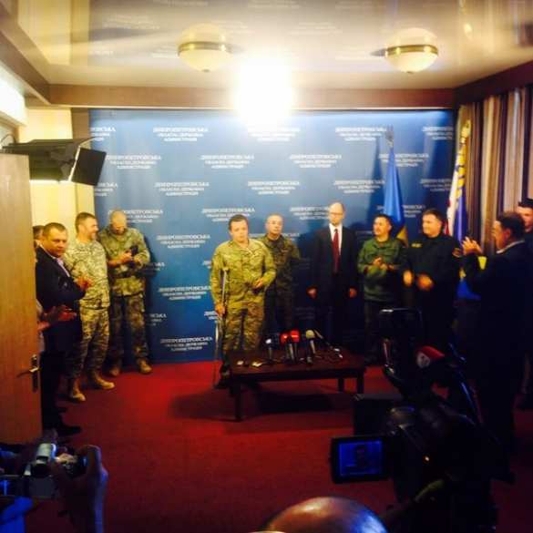 Семенченко, ради награды Яценюка, снял маску Семенченко ради награды Яценюка снял маску. И все сразу стало ясно (добавлено видео) | Русская весна