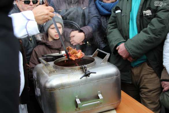Дикие люди: во время съёмки передачи зрители в Полтаве устроили потасовку из-за бесплатной еды (ФОТО, ВИДЕО) | Русская весна