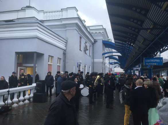 МОЛНИЯ: Поезд из Петербурга прибыл на вокзал Севастополя (ФОТО, ВИДЕО) | Русская весна
