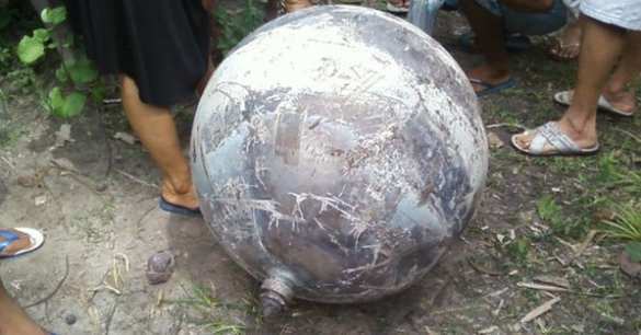 Три загадочных металлических шара упали на деревню на севере Вьетнама (ФОТО) | Русская весна