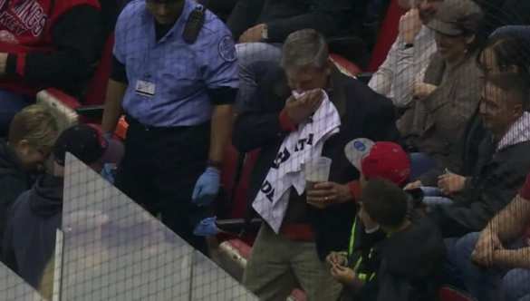 Прицельный бросок: хоккеист НХЛ попал шайбой в лицо болельщику сквозь крошечное отверстие (ФОТО, ВИДЕО) | Русская весна