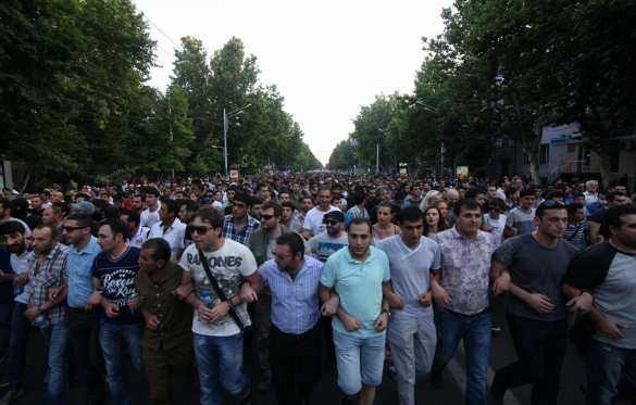 Участники акции протеста в Ереване устроили шествие по центру города (ФОТО) | Русская весна