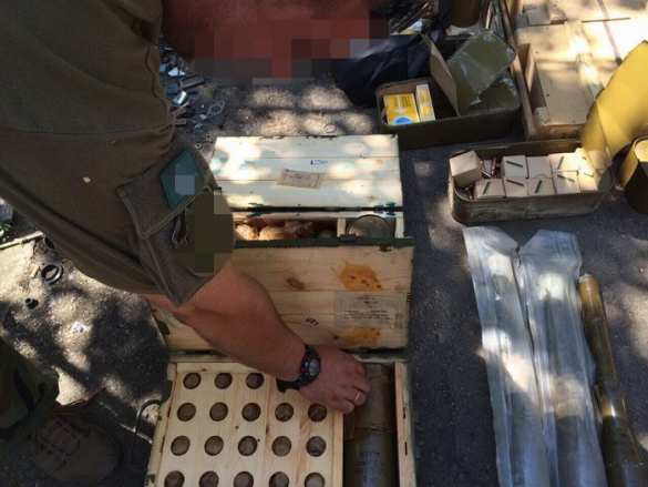 У линии фронта на Донбассе обнаружен тайник с арсеналом гранат, гранатометов и патронов (ФОТО) | Русская весна