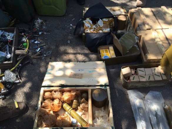 У линии фронта на Донбассе обнаружен тайник с арсеналом гранат, гранатометов и патронов (ФОТО) | Русская весна