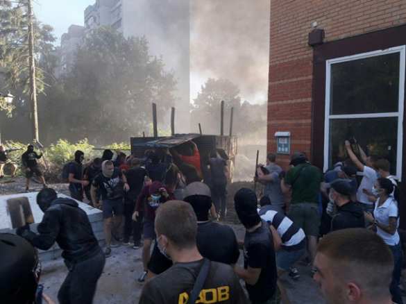 В Киеве боевики «Азова» штурмуют стройку (ФОТО, ВИДЕО) | Русская весна