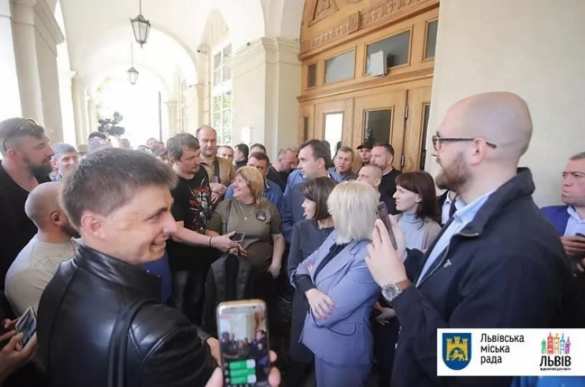 Во Львове неизвестные взяли штурмом здание горсовета (ФОТО, ВИДЕО) | Русская весна