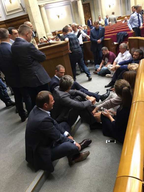 Новый номер в украинском «цирке»: Ляшко объявил в Раде сидячую забастовку (ФОТО) | Русская весна