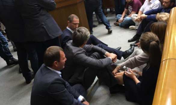 Новый номер в украинском «цирке»: Ляшко объявил в Раде сидячую забастовку (ФОТО) | Русская весна