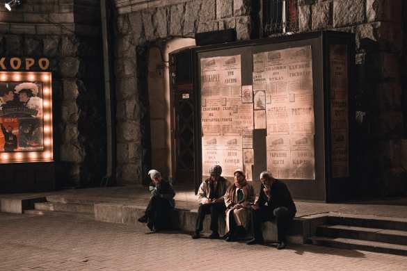 Внезапно: на Крещатике ночью развернули красные флаги и транспаранты «Слава Октябрю» (ФОТО) | Русская весна