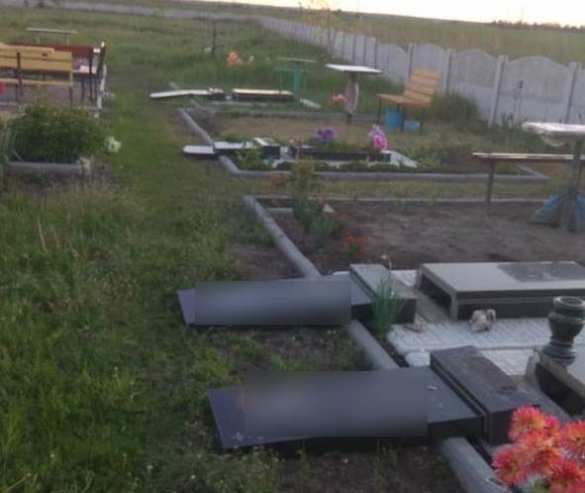 Пугающая Украина: дети устроили погром на кладбище в Харьковской области (ФОТО) | Русская весна