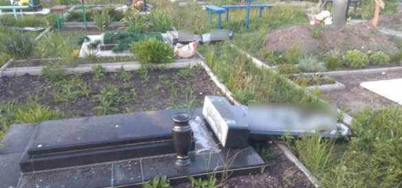 Пугающая Украина: дети устроили погром на кладбище в Харьковской области (ФОТО) | Русская весна