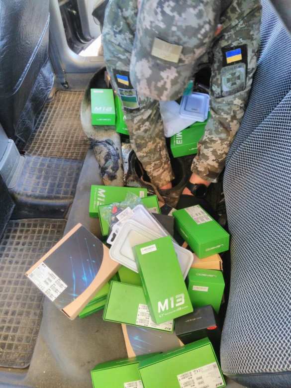 Украинец «заправил» автомобиль смартфонами и поехал в ДНР (ФОТО, ВИДЕО) | Русская весна