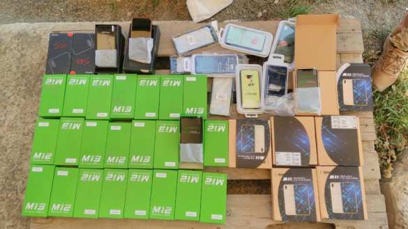 Украинец «заправил» автомобиль смартфонами и поехал в ДНР (ФОТО, ВИДЕО) | Русская весна