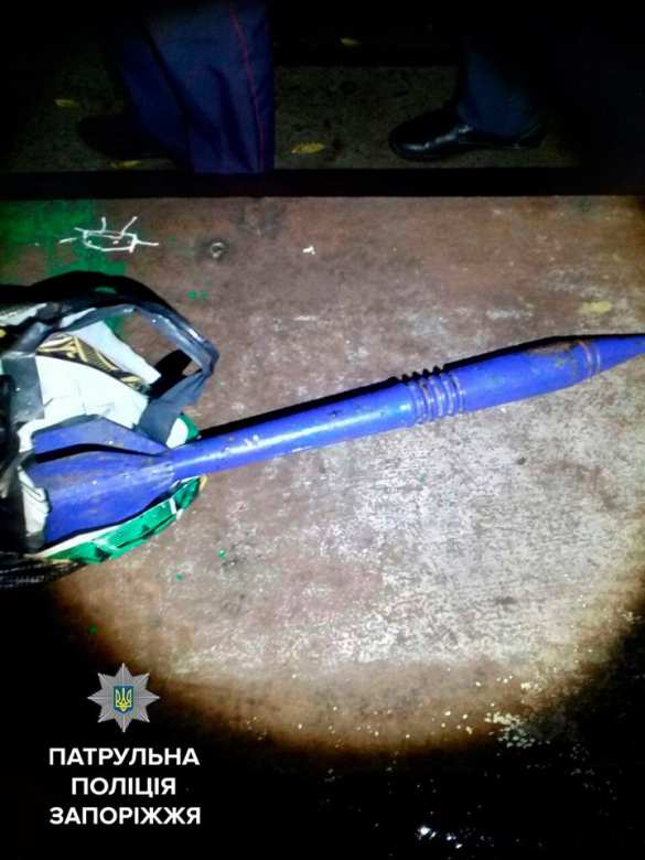 Это Украина: в Запорожье мужчина пугал свою семью снарядом (ФОТО) | Русская весна