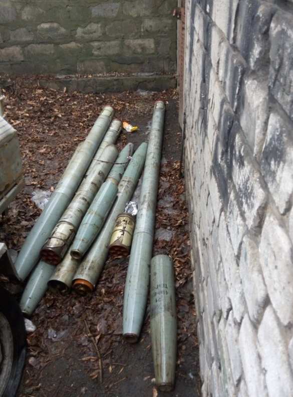 В ЛНР обнаружили склад боеприпасов: снаряды к гаубице, танку, «Граду» и 3,5 тонны пороха (ФОТО) | Русская весна