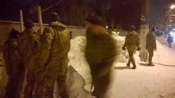 Пьяный офицер ВСУ заставил военнослужащих строить остановку из снега (ФОТО) | Русская весна