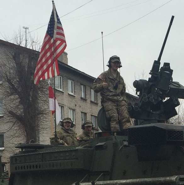 На параде в эстонском приграничном городе Нарва, посвященном т.н. «Дню Независимости», молодой человек размахивал российским флагом (ВИДЕО) | Русская весна