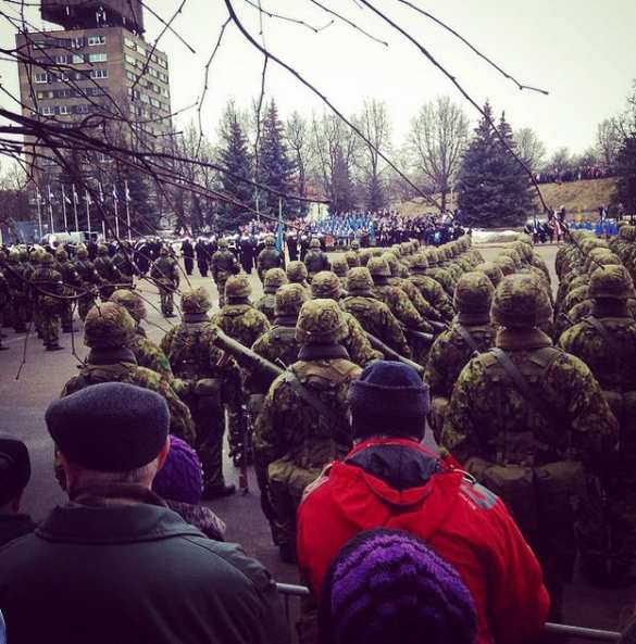 На параде в эстонском приграничном городе Нарва, посвященном т.н. «Дню Независимости», молодой человек размахивал российским флагом (ВИДЕО) | Русская весна