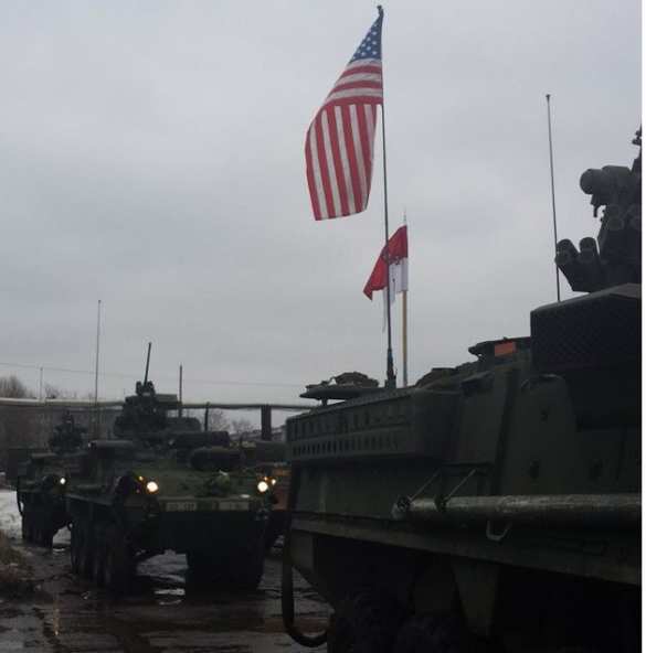 На параде в эстонском приграничном городе Нарва, посвященном т.н. «Дню Независимости», молодой человек размахивал российским флагом (ВИДЕО) | Русская весна