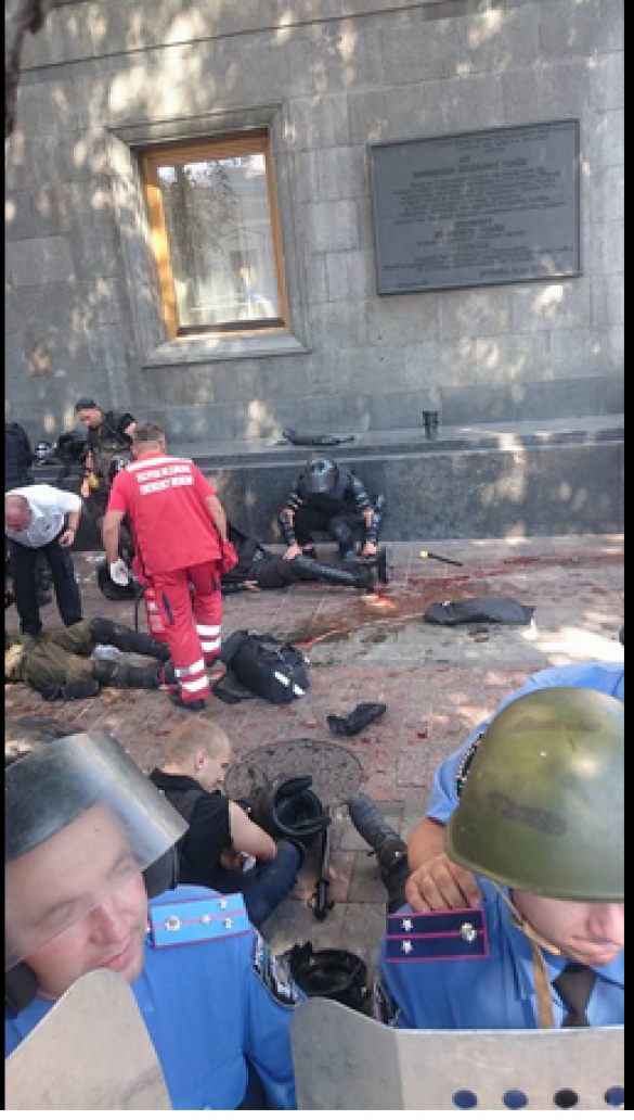 МОЛНИЯ: в толпе у Верховной Рады произошел мощный взрыв, много раненых (ОБНОВЛЕНО, добавлено ФОТО) | Русская весна