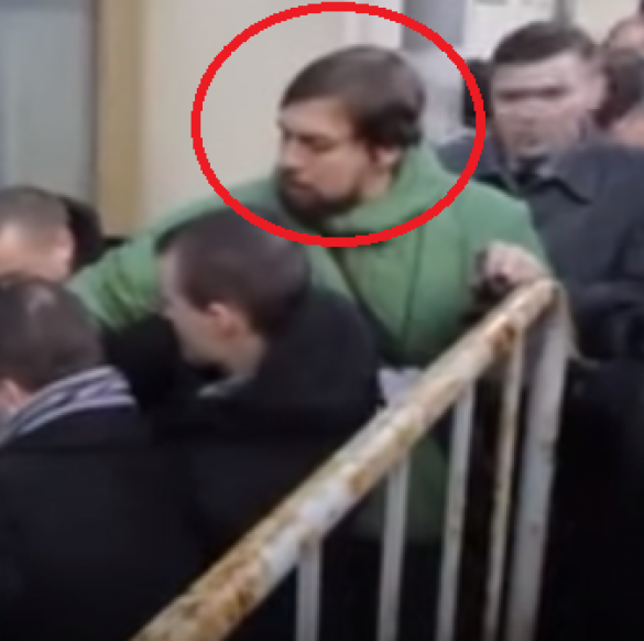 ВАЖНО: фашизм в центре Москвы — на «Марше памяти Немцова» проукраинские боевики избили беззащитного старика за критику Бандеры — шокирующее ВИДЕО | Русская весна