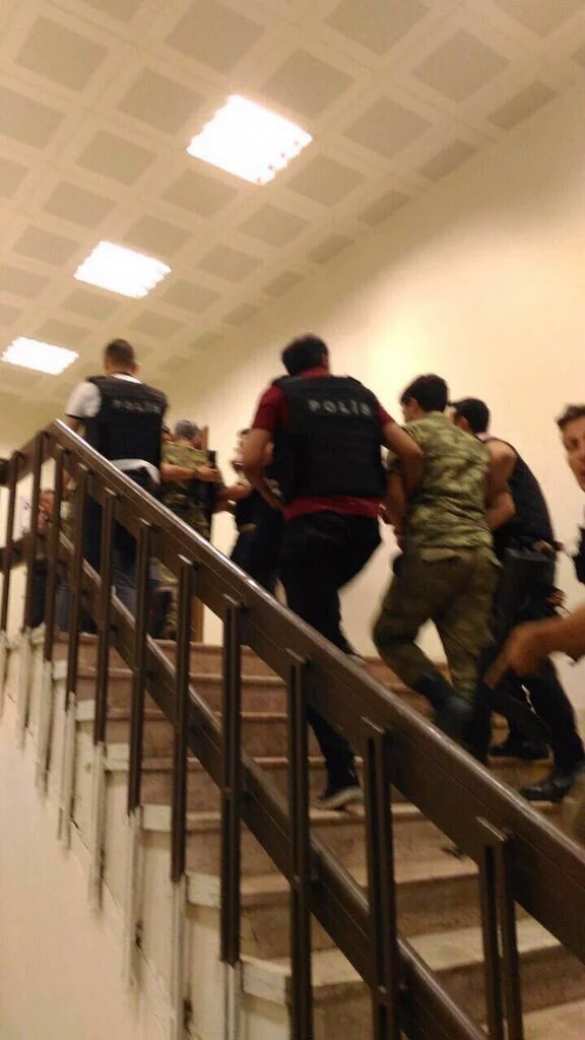 В Стамбуле мятежники сдаются властям (ФОТО, ВИДЕО) | Русская весна