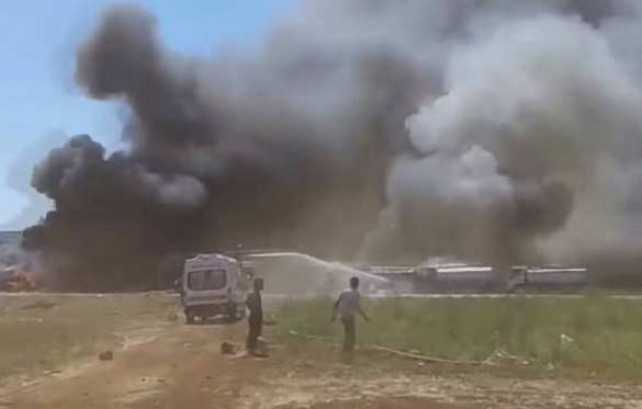 СРОЧНО: ВКС России сожгли колонну с нефтью ИГИЛ и «оппозиции» в Алеппо — опубликованы кадры (+ВИДЕО, ФОТО) | Русская весна