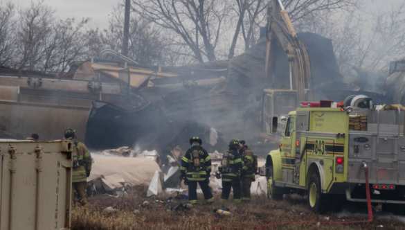В США с рельсов сошли более 30 вагонов грузового поезда перевозившего спирт (ФОТО) | Русская весна