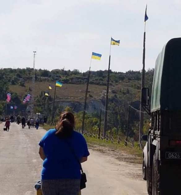 «Патрiоты» в шоке: возле моста в Станице Луганской сняли украинские флаги (ФОТО) | Русская весна