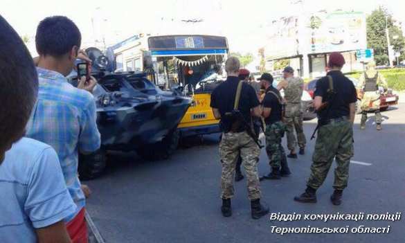 В Тернополе БРДМ ВСУ столкнулась с троллейбусом (ФОТО) | Русская весна