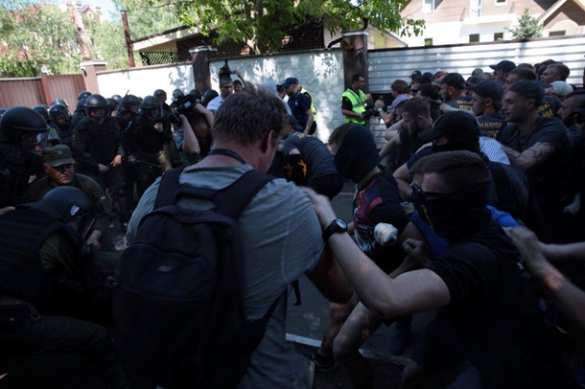 Конфликт из-за «Интера»: Под Киевом произошли столкновения неонацистов и полиции (ФОТО) | Русская весна