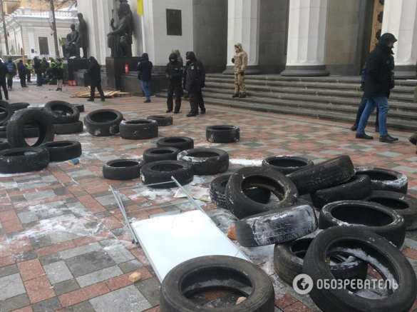 Бои под Верховной Радой: в правоохранителей летят камни и шины, есть пострадавшие и задержанные (+ВИДЕО, ФОТО) | Русская весна