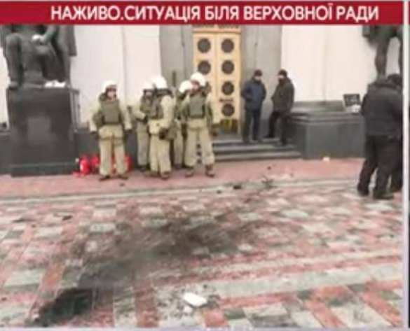 Бои под Верховной Радой: в правоохранителей летят камни и шины, есть пострадавшие и задержанные (+ВИДЕО, ФОТО) | Русская весна