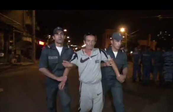 Оператор российского телеканала ранен при разгоне протестующих в Ереване (ФОТО, ВИДЕО) | Русская весна