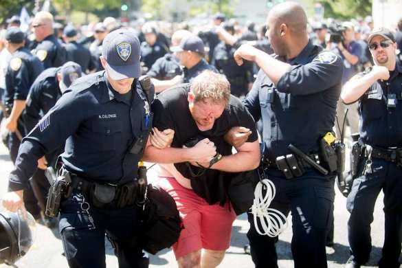 США штормит: в Калифорнии «противники ненависти» избили сторонников Трампа (ФОТО) | Русская весна