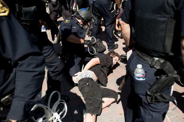 США штормит: в Калифорнии «противники ненависти» избили сторонников Трампа (ФОТО) | Русская весна