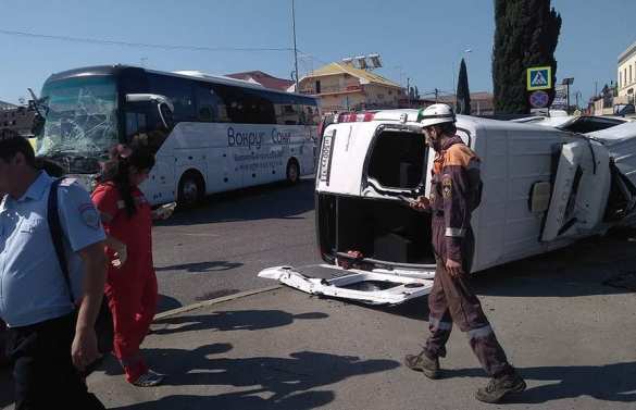 Два туристических автобуса столкнулись в Сочи (ФОТО, ВИДЕО) | Русская весна