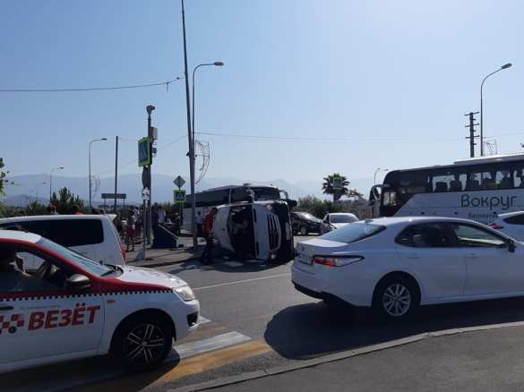 Два туристических автобуса столкнулись в Сочи (ФОТО, ВИДЕО) | Русская весна