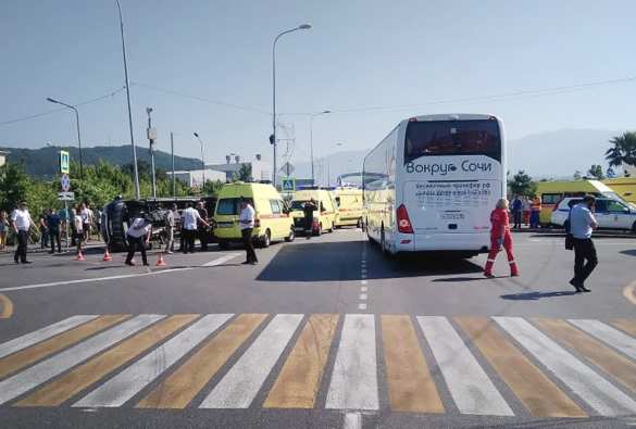 Два туристических автобуса столкнулись в Сочи (ФОТО, ВИДЕО) | Русская весна