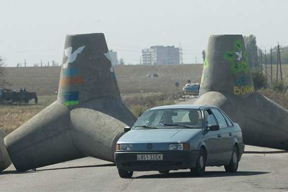 Украинский танк «На Москву!» разбился об мариупольского ежа «Нет войне!» (видео/фото) | Русская весна