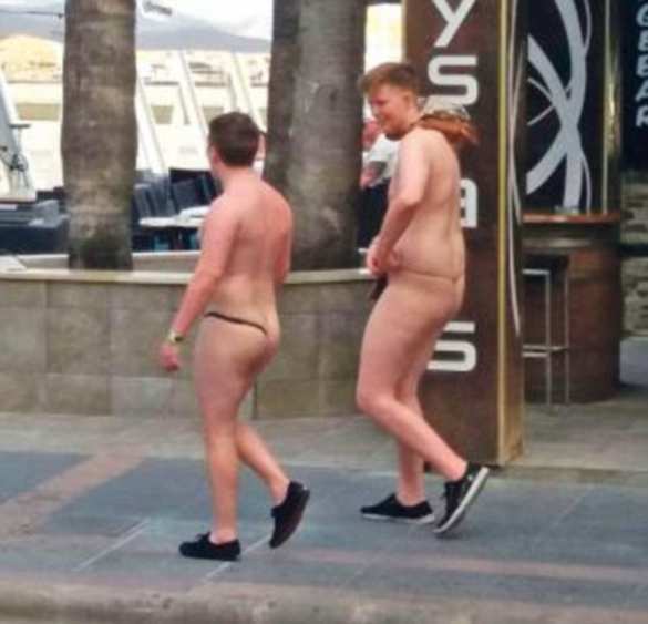 Их нравы: британским мужчинам запретили разгуливать по Испании голышом (ФОТО 18+) | Русская весна