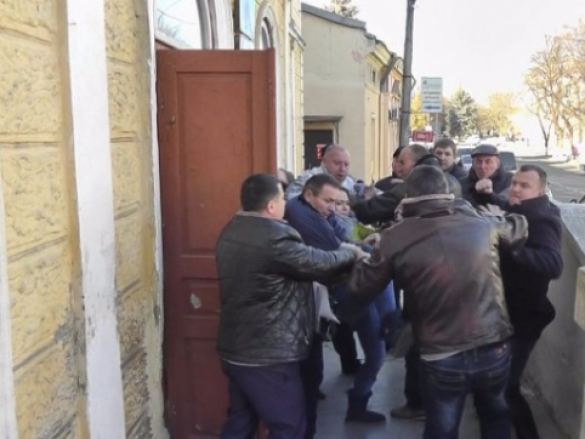 На родине Бандеры депутаты подрались после заседания райсовета (ФОТО, ВИДЕО 18+) | Русская весна