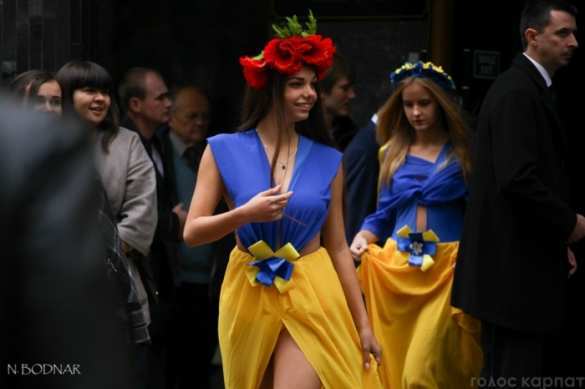 В Ужгороде на юбилее университета студенток нарядили в откровенные платья в цвет украинского флага (ФОТО) | Русская весна