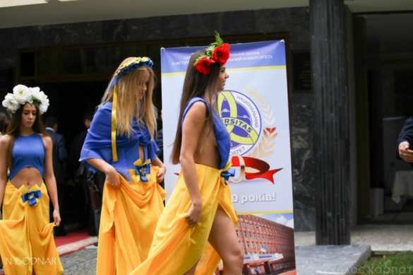 В Ужгороде на юбилее университета студенток нарядили в откровенные платья в цвет украинского флага (ФОТО) | Русская весна