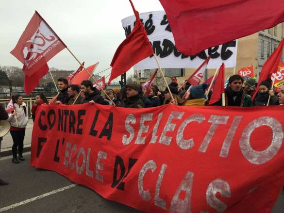 «Жёлтые жилеты» под красными знамёнами: во Франции начались массовые аресты (ФОТО) | Русская весна